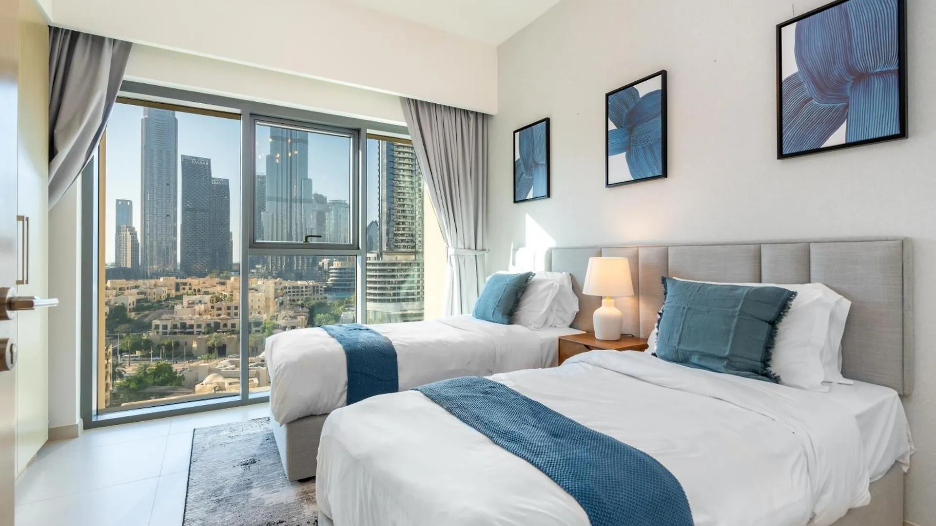 Apartment Direct Burj Khalifa Views / 5 Min Walk From Dubai Mall / Designer Choice / 6 People / New Building / Balcony