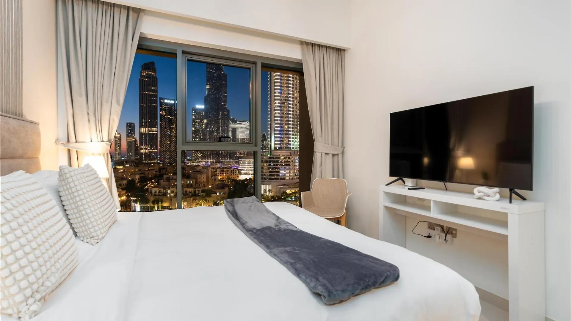 Direct Burj Khalifa Views / 5 Min Walk From Dubai Mall / Designer Choice / 6 People / New Building / Balcony
