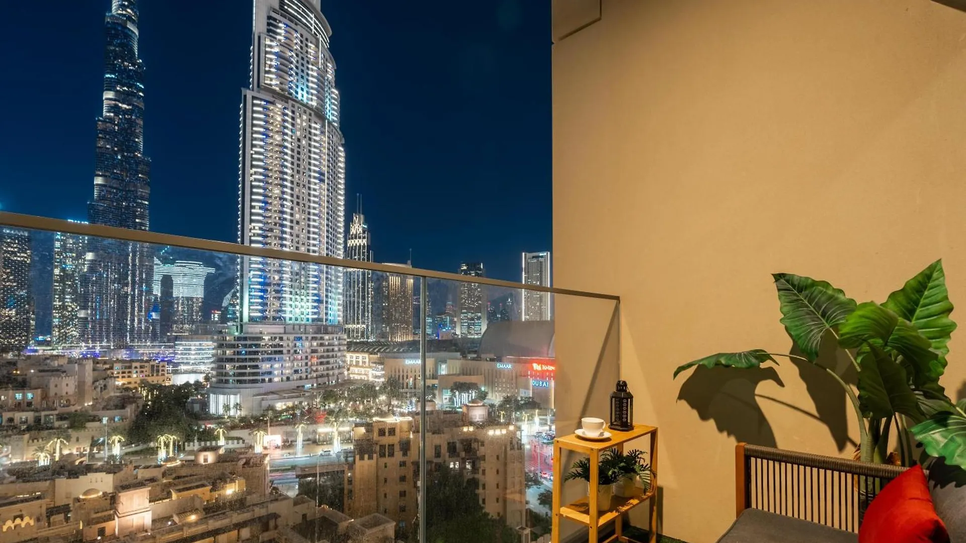 Direct Burj Khalifa Views / 5 Min Walk From Dubai Mall / Designer Choice / 6 People / New Building / Balcony Apartment