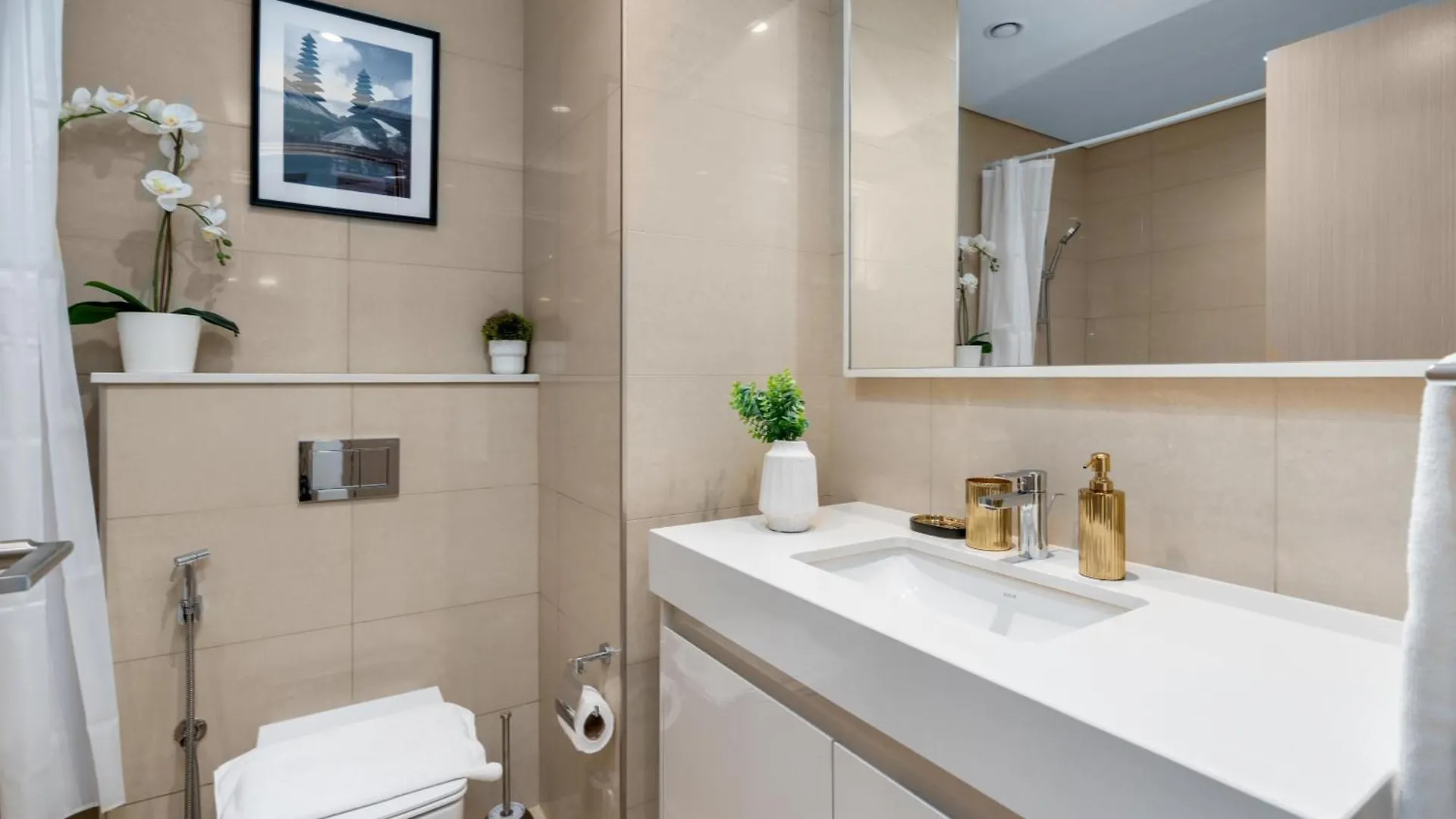 Direct Burj Khalifa Views / 5 Min Walk From Dubai Mall / Designer Choice / 6 People / New Building / Balcony Apartment