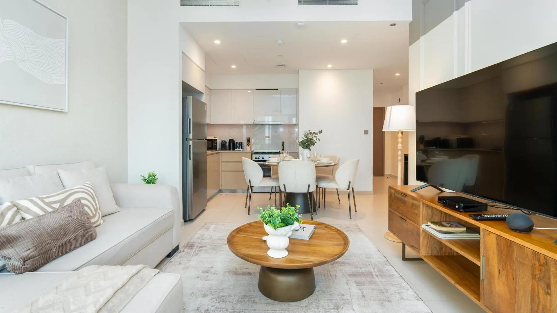 Apartment Direct Burj Khalifa Views / 5 Min Walk From Dubai Mall / Designer Choice / 6 People / New Building / Balcony