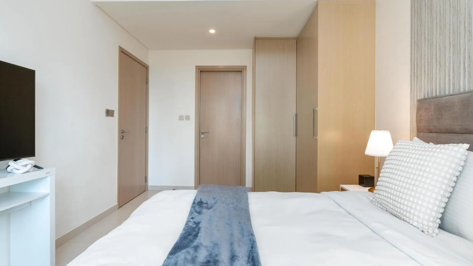 Direct Burj Khalifa Views / 5 Min Walk From Dubai Mall / Designer Choice / 6 People / New Building / Balcony Apartment