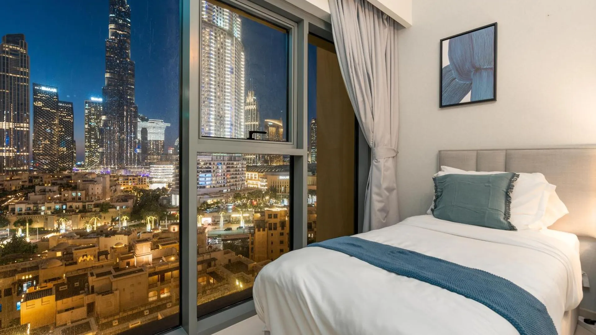 Direct Burj Khalifa Views / 5 Min Walk From Dubai Mall / Designer Choice / 6 People / New Building / Balcony