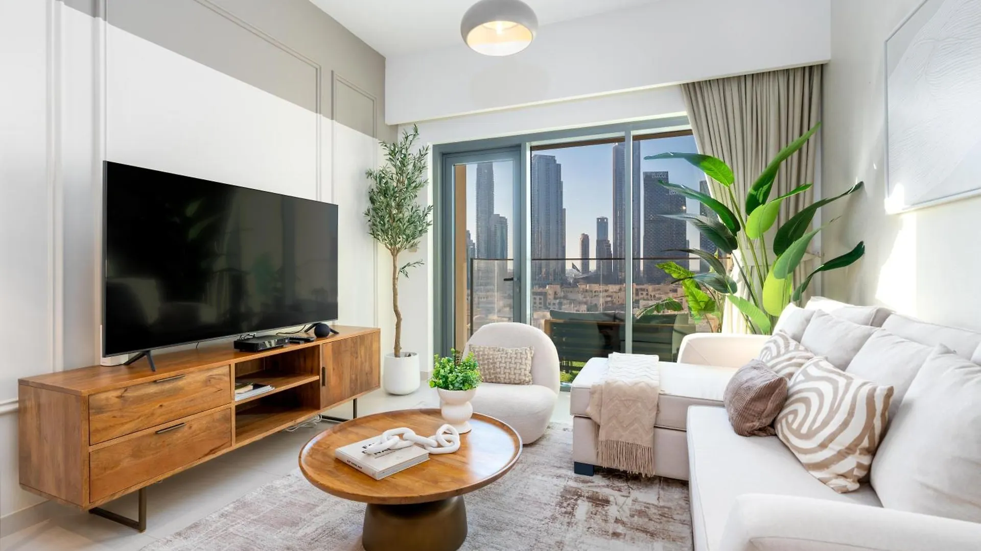 Direct Burj Khalifa Views / 5 Min Walk From Dubai Mall / Designer Choice / 6 People / New Building / Balcony 0*,