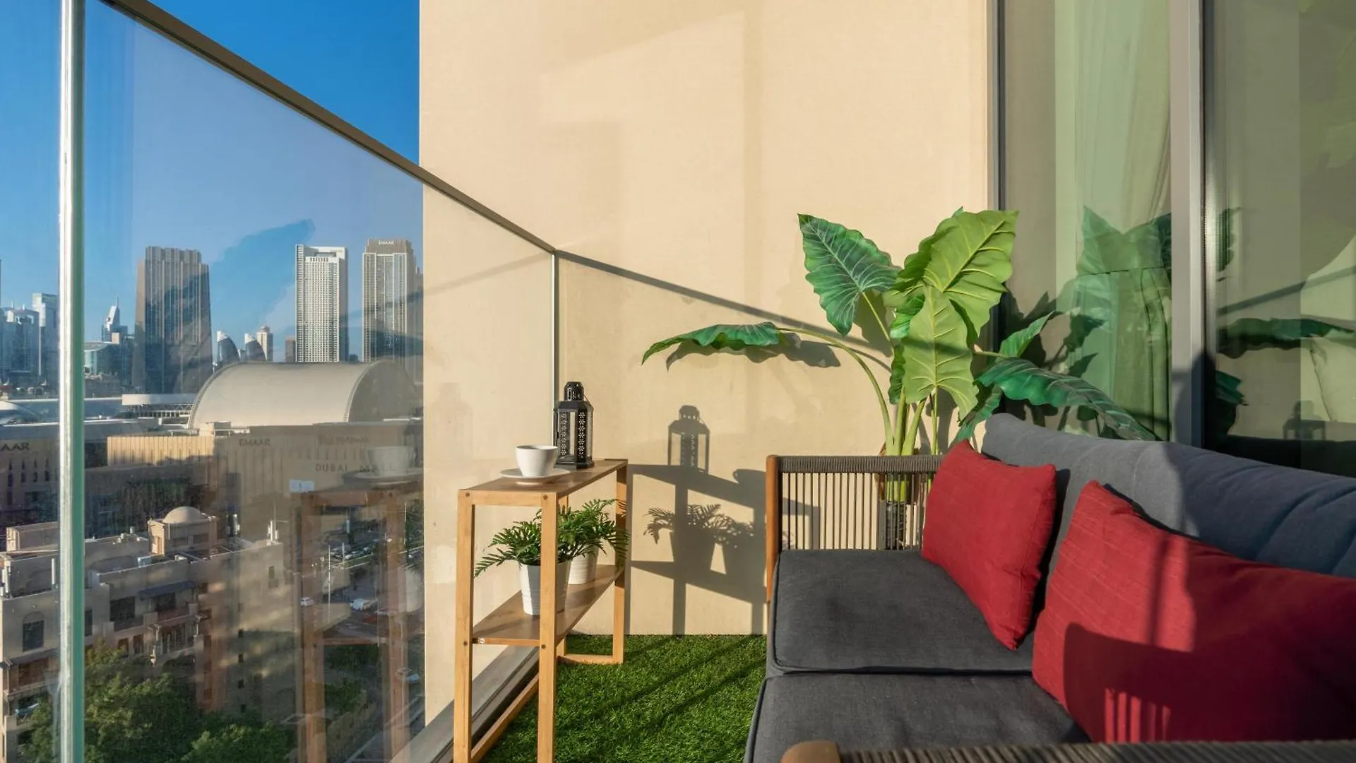 Direct Burj Khalifa Views / 5 Min Walk From Dubai Mall / Designer Choice / 6 People / New Building / Balcony Lejlighed