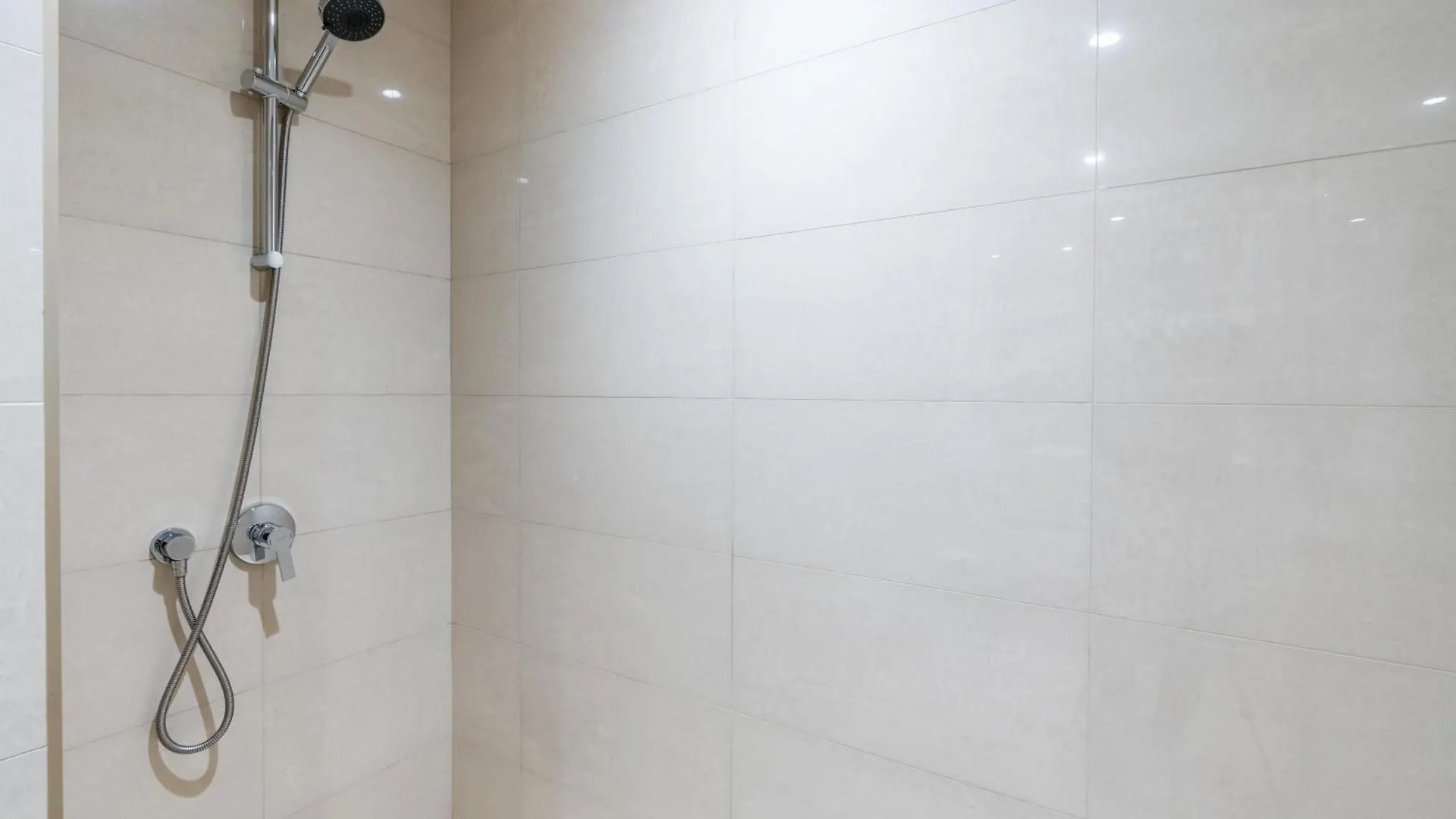 Direct Burj Khalifa Views / 5 Min Walk From Dubai Mall / Designer Choice / 6 People / New Building / Balcony Lejlighed