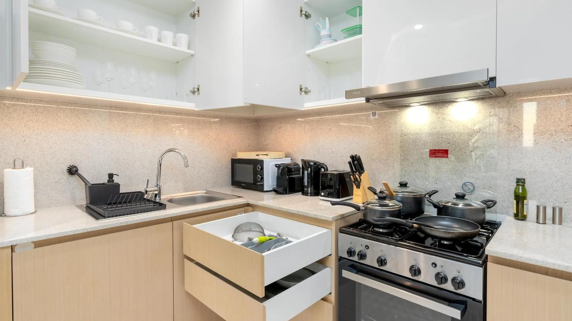 Direct Burj Khalifa Views / 5 Min Walk From Dubai Mall / Designer Choice / 6 People / New Building / Balcony 0*,