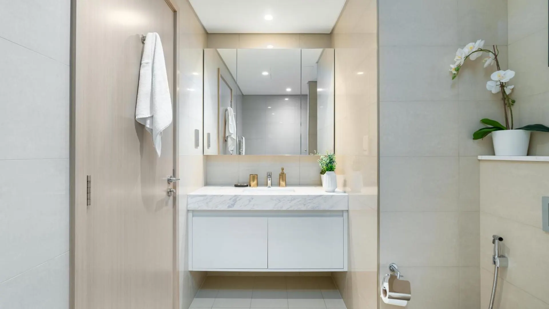 Lejlighed Direct Burj Khalifa Views / 5 Min Walk From Dubai Mall / Designer Choice / 6 People / New Building / Balcony