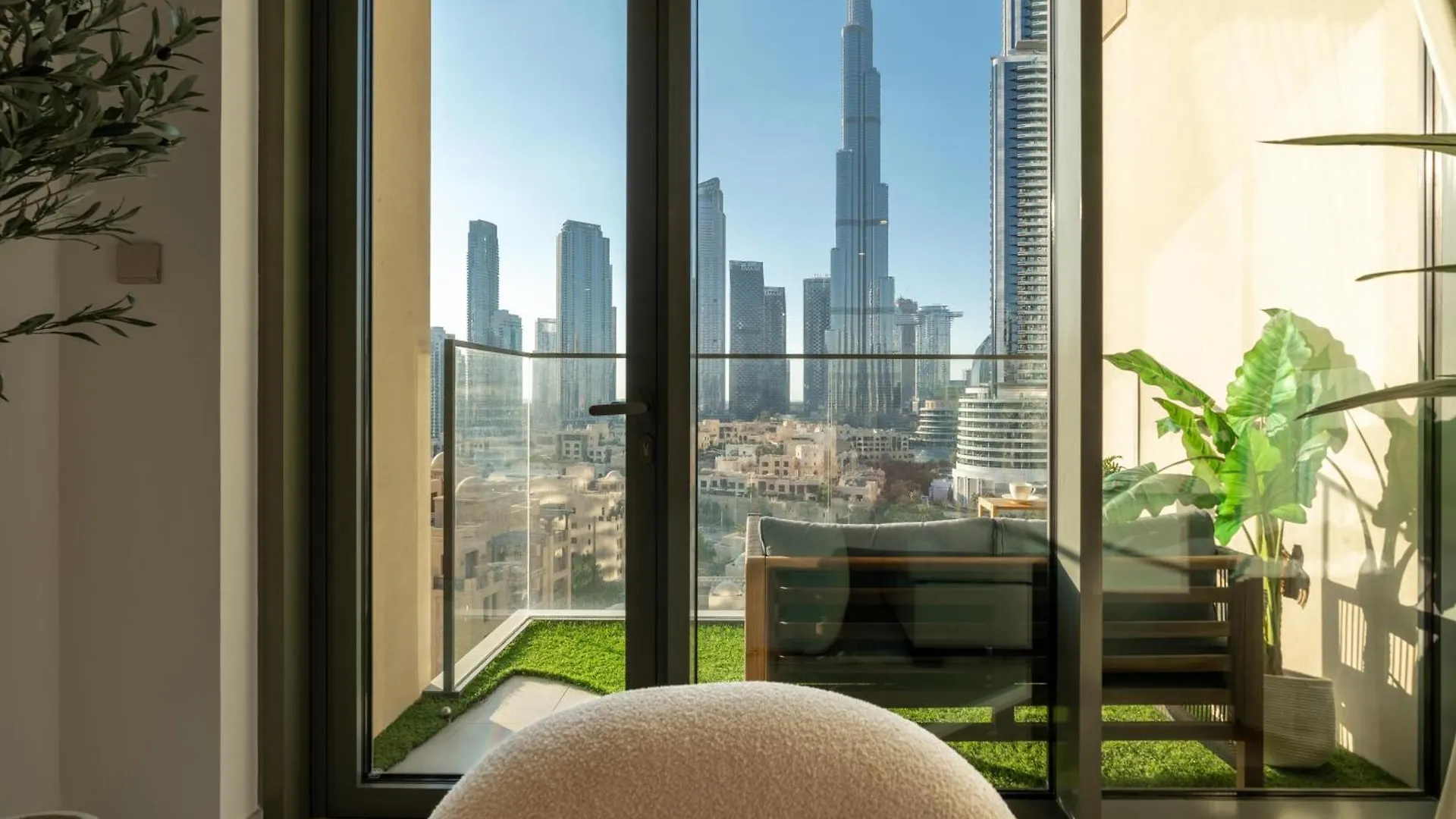Lejlighed Direct Burj Khalifa Views / 5 Min Walk From Dubai Mall / Designer Choice / 6 People / New Building / Balcony