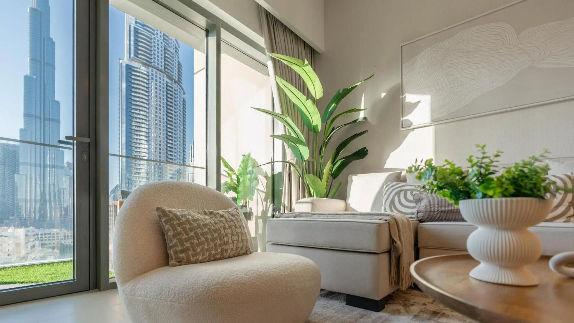 Direct Burj Khalifa Views / 5 Min Walk From Dubai Mall / Designer Choice / 6 People / New Building / Balcony Lejlighed