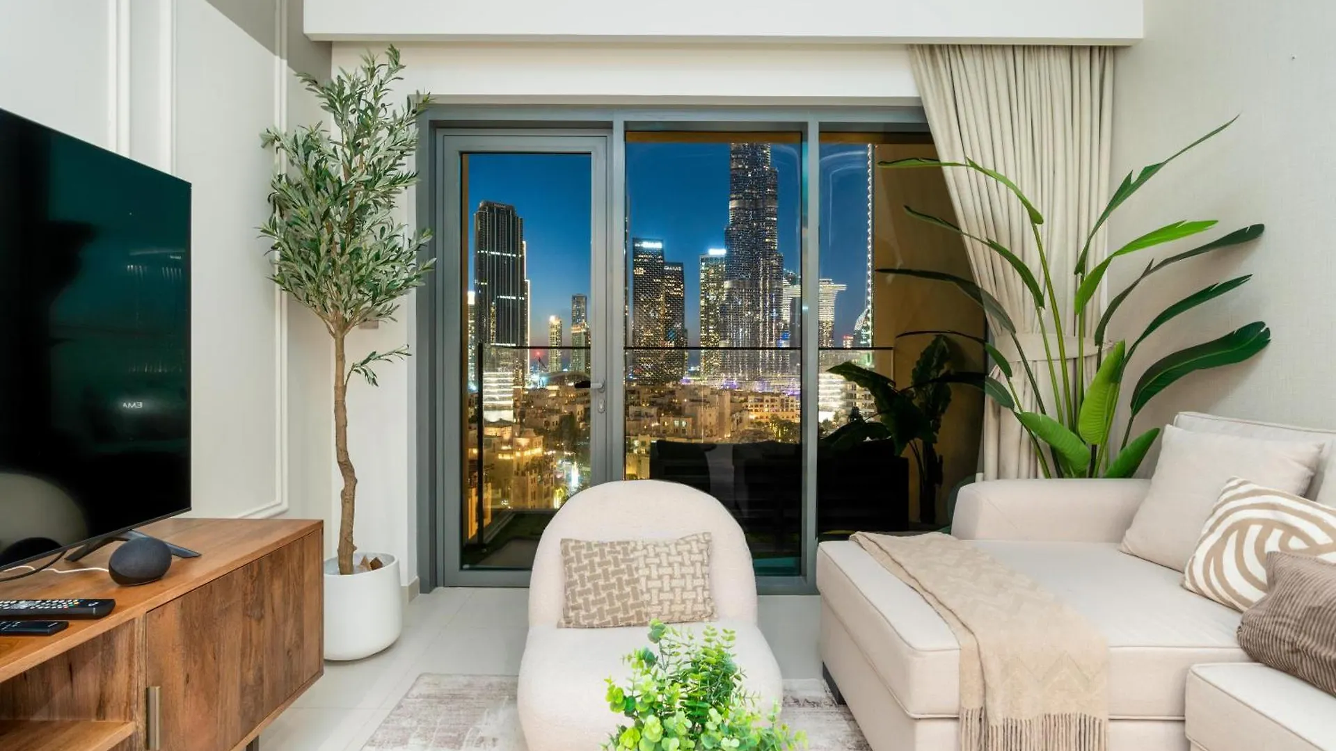 Direct Burj Khalifa Views / 5 Min Walk From Dubai Mall / Designer Choice / 6 People / New Building / Balcony Lejlighed
